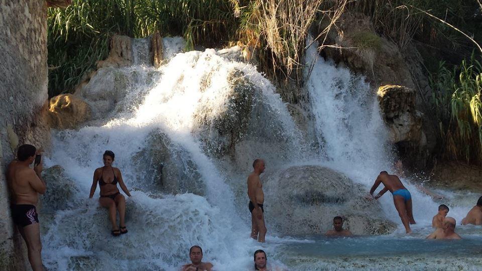 Semproniano Agriturismo Sugheretello מראה חיצוני תמונה